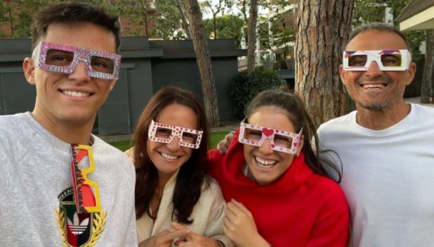 Pacho Martinez with his sibling and parents Luis Enrique and Elena Cullell.